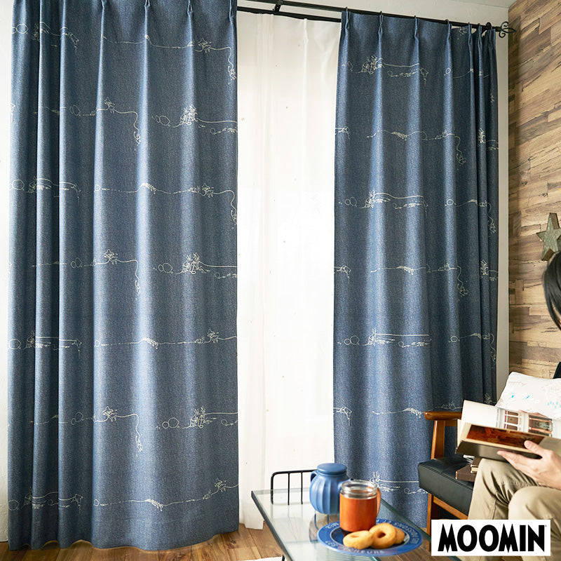 【MOOMIN ムーミン】DENIM BORDER デニムボーダー デニムライクな表情のベースに 小説「ムーミン谷の彗星」の挿絵をプリントした遮光カーテン ブルー