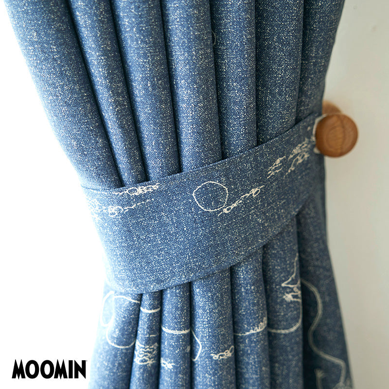 【MOOMIN ムーミン】DENIM BORDER デニムボーダー デニムライクな表情のベースに 小説「ムーミン谷の彗星」の挿絵をプリントした遮光カーテン ブルー
