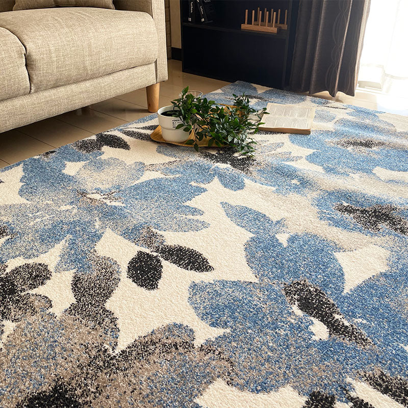 水彩タッチで表現された花柄のフォルムをカジュアルカラーに彩ったウィルトン織ラグ!お部屋の印象を明るくしてくれるベルギー製ラグ Caral -カラルブルー