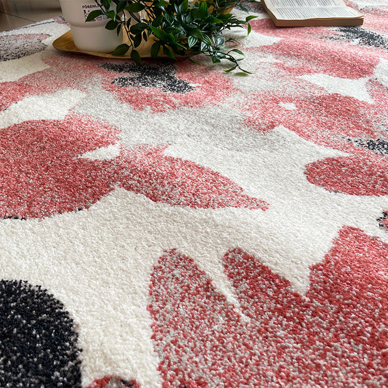 水彩タッチで表現された花柄のフォルムをカジュアルカラーに彩ったウィルトン織ラグ!お部屋の印象を明るくしてくれるベルギー製ラグ Caral -カラルレッド