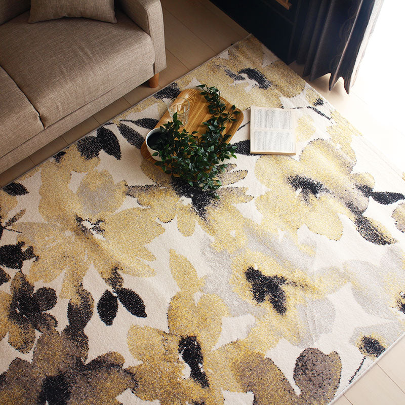 水彩タッチで表現された花柄のフォルムをカジュアルカラーに彩ったウィルトン織ラグ!お部屋の印象を明るくしてくれるベルギー製ラグ Caral - カラル イエロー