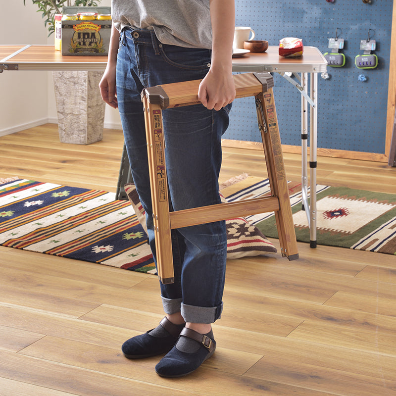 お部屋のインテリアに溶け込むアルミ素材のステップスツール H45cm