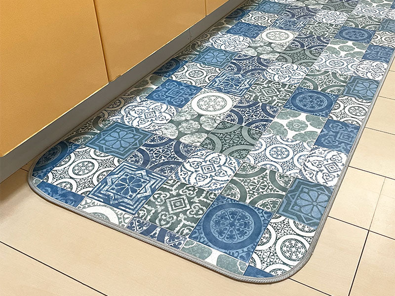 優れた耐摩耗性で土足使用もOK!汚れても拭き取るだけでキレイ!はっ水・抗菌・防炎機能付きキッチンマット幅40cmタイプ<Nene - ネネブルー>