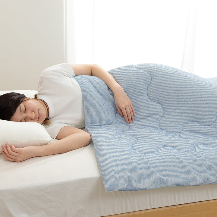 夏に快適！冷感パッチかわいいネコ柄のプリント　リバーシブルキルトケット 135×185cm