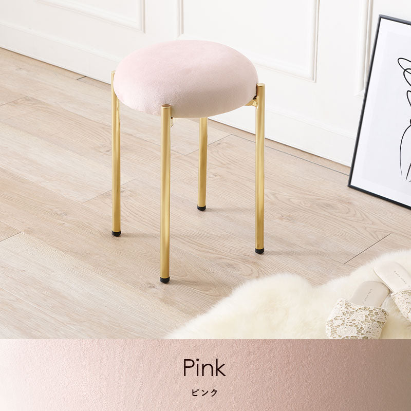 ころんとした座面にゴールドの脚がフェミニンなスツール
