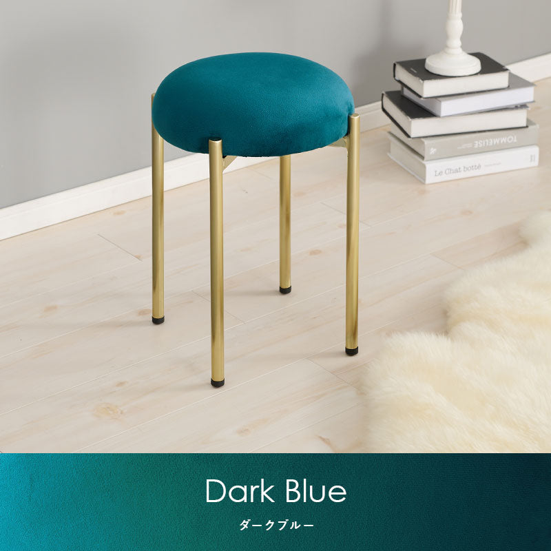 ころんとした座面にゴールドの脚がフェミニンなスツール