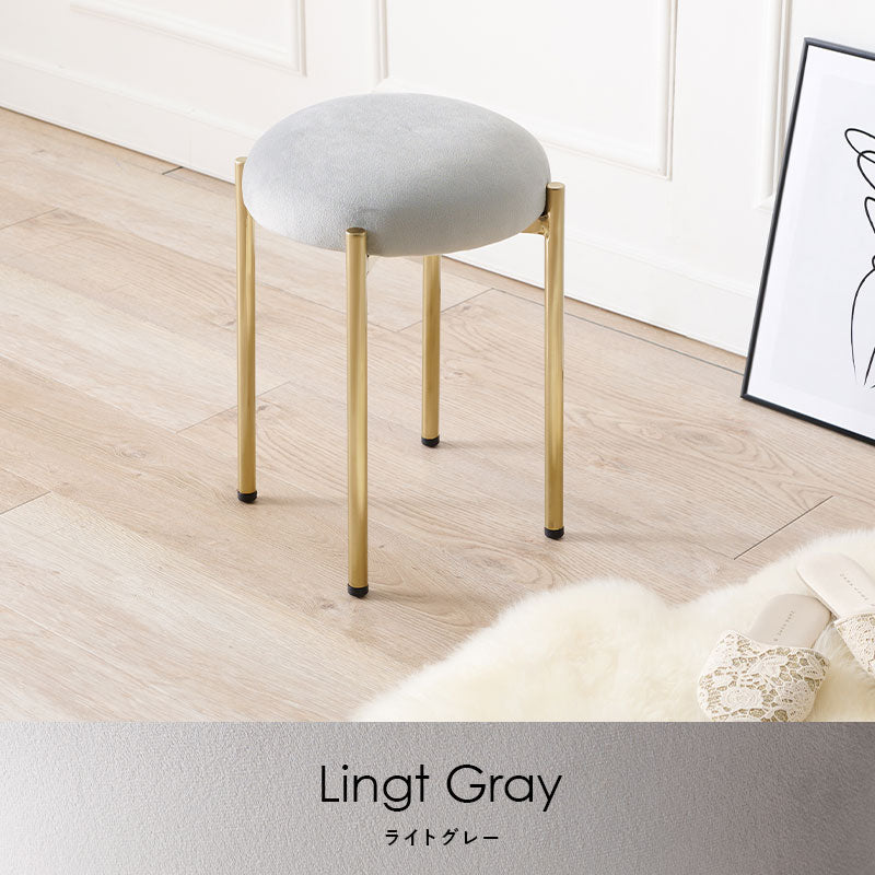 ころんとした座面にゴールドの脚がフェミニンなスツール