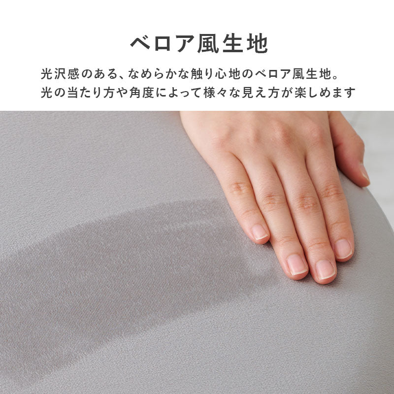 ころんとした座面にゴールドの脚がフェミニンなスツール