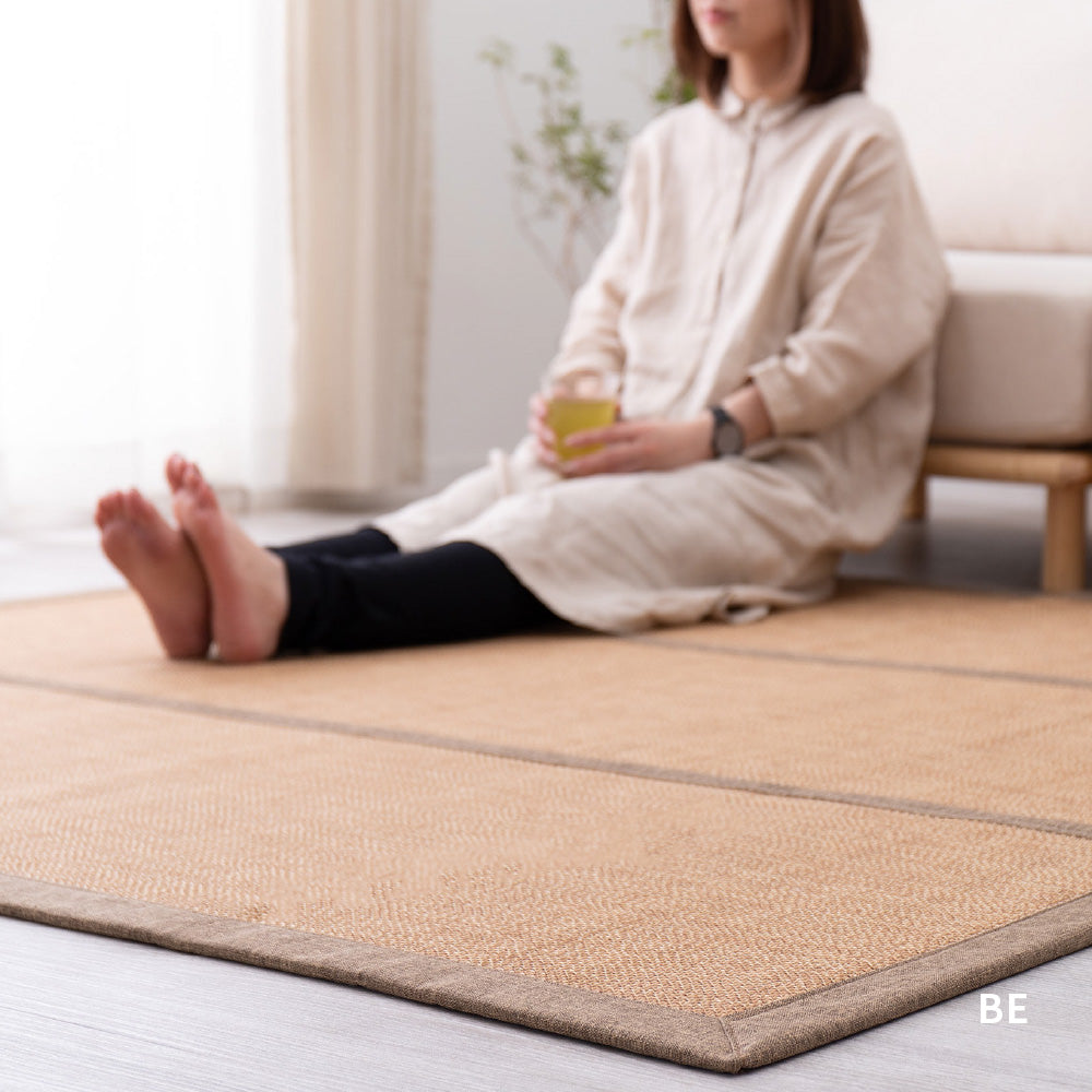 サラッと快適！コンパクトに折りたためるウレタン入り竹ラグ