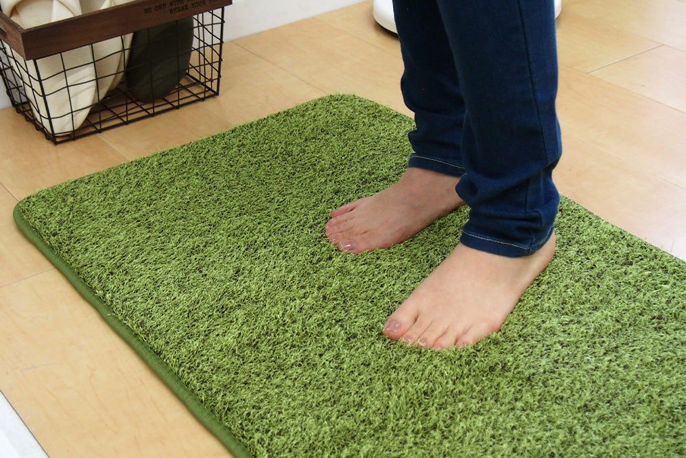 室内のお部屋にいながら、アウトドア気分を味わえる芝生風のやわらかキッチンマット シーヴァ