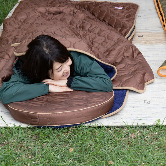 家でも外でもキャンプ気分！two sides こたつ掛けにもブランケットにもなる3way寝袋