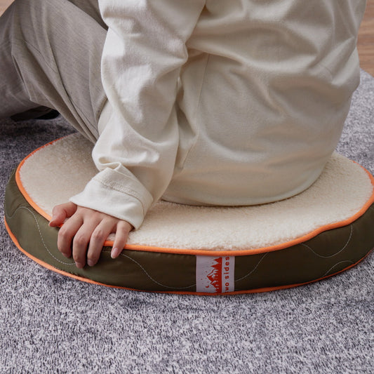 家でも外でもキャンプ気分！two sides アウトドアでも使えるラウンドクッション