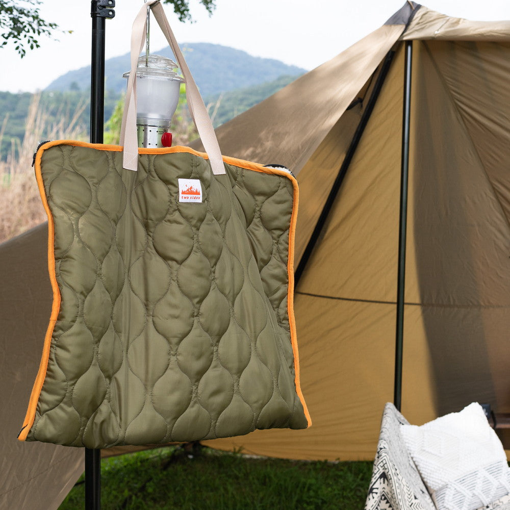 家でも外でもキャンプ気分！two sides ひざ掛けにもなる2wayトートバック