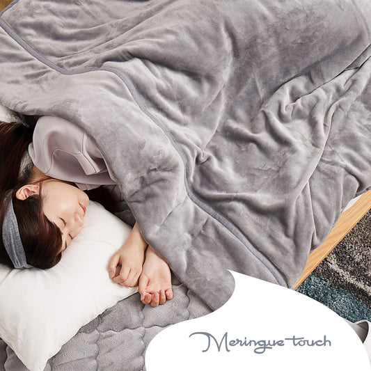 メレンゲのようななめらかタッチフランネル生地に中綿を挟み込んだ3層構造で、温もりを逃がさずプレミアムなあたたかさの洗える毛布 約140X200cm
