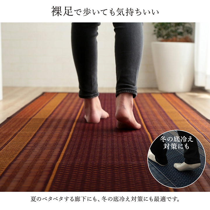 様々な表情の織りが重なったモダンなデザインの日本製い草廊下敷きマット