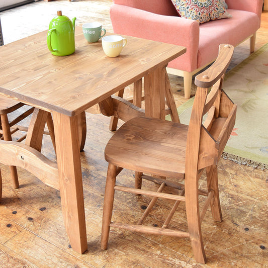 パイン材の風合いをいかすオイル仕上げ、素材のよさを引き出したダイニングチェア チャーチチェア