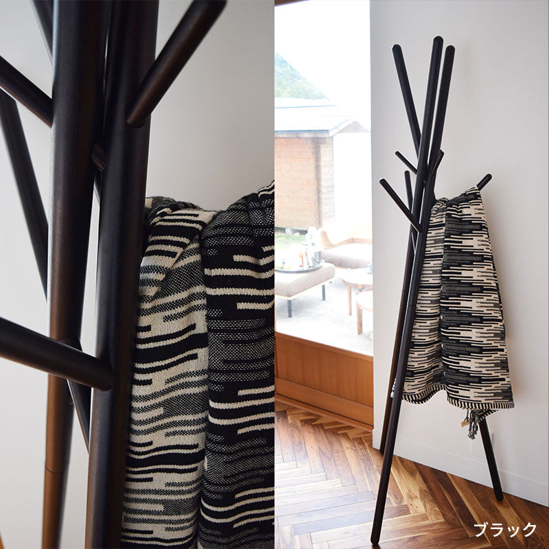 シンメトリーの美しいディテールでシンプルなデザインの空間に馴染む ハンガーラック