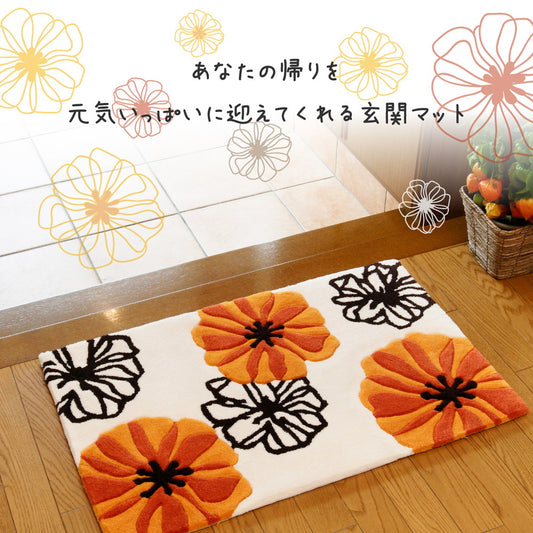 アイボリー地にひときわ目立つオレンジの花を咲かせた玄関マット マリア