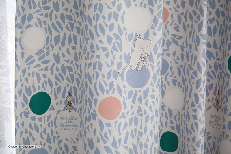 【MOOMIN ムーミン】ムーミンがママにミルクを届ける最中 2級遮光カーテン COLOR CIRCLE - カラーサークル  ブルー