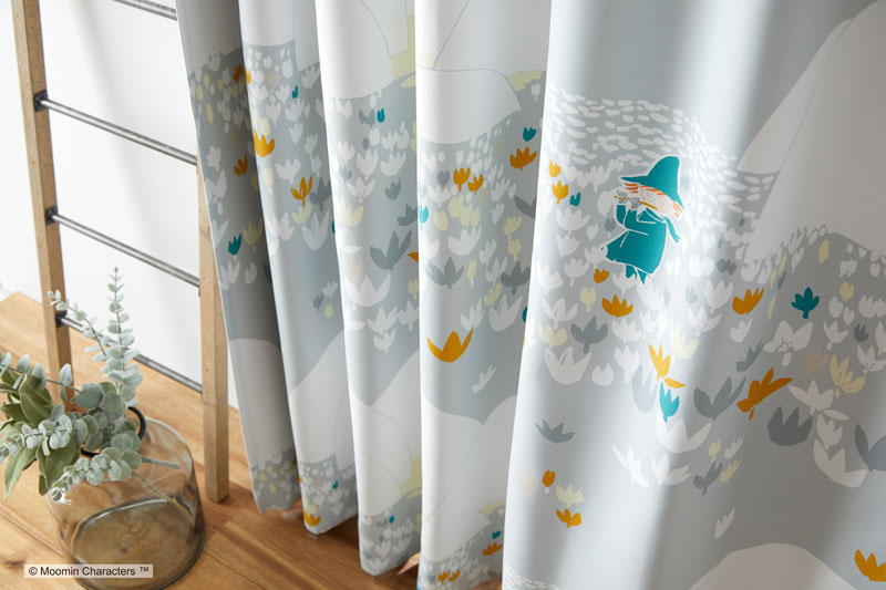 【MOOMIN ムーミン】花畑でフルートを吹くのはスナフキン 2級遮光カーテン SOFT MELODY - ソフトメロディ  ブルー 幅100×丈135～200cm(1枚入)