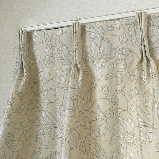 エレガントな花柄をデザインした非遮光カーテン Evjen - エヴィエン ベージュ