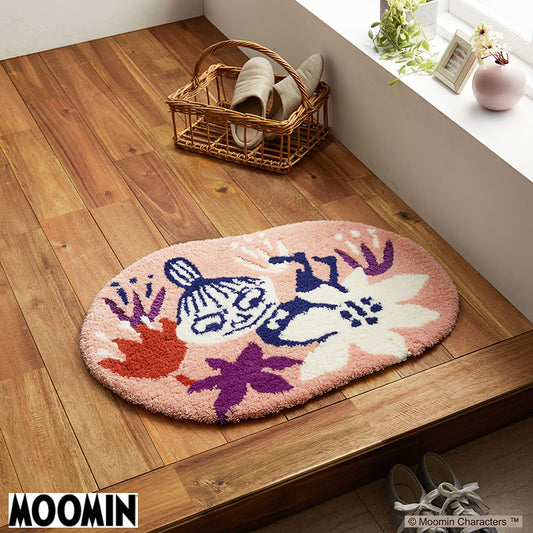 【MOOMIN ムーミン】小花に囲まれて遊んでいるちびのミイの玄関マット KOBANA MAT - コバナマット ピンク