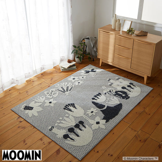 【MOOMIN ムーミン】小花に囲まれて遊んでいるスナフキンとちびのミイのラグ KOBANA RUG - コバナラグ ネイビー