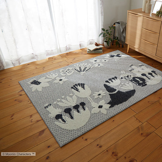 【MOOMIN ムーミン】小花に囲まれて遊んでいるスナフキンとちびのミイのラグ KOBANA RUG - コバナラグ ネイビー