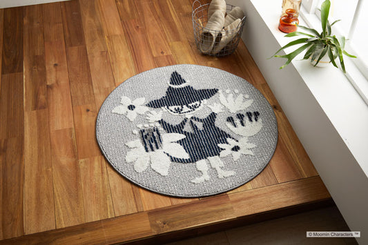 【MOOMIN ムーミン】小花に囲まれて遊んでいるスナフキンの円形ラグ M KOBANA RUG - M コバナラグ スナフキン