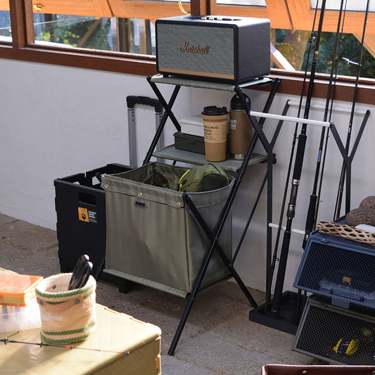 室内だけでなくアウトドアシーンなど様々な使い方ができる フォールディングマガジンラック