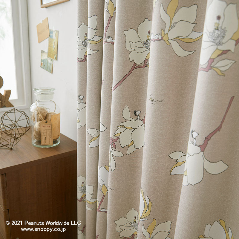 【SNOOPY スヌーピー】美しい花とスヌーピーとウッドストックの2級遮光カーテン Magnolia park - マグノリアパーク ベージュ 幅100×丈135～200cm(1枚入)