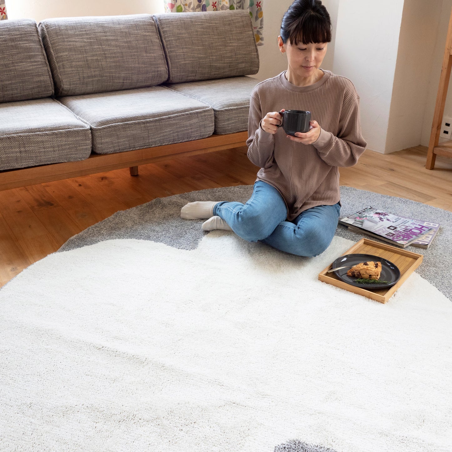 サークルから少し飛び出た、有機的な面白い形のデザイン日本製ラグ-ライスバムラグ