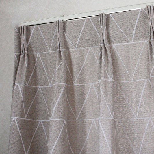 三角形のシンプルなデザインがおしゃれな2級遮光カーテン Brooke -ブルック ベージュ