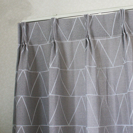 三角形のシンプルなデザインがおしゃれな2級遮光カーテン Brooke - ブルック シルバー