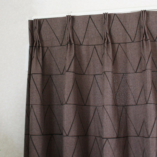 三角形のシンプルなデザインがおしゃれな2級遮光カーテン Brooke -ブルック ブラウン
