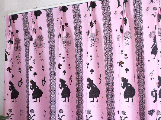 ふしぎの国のアリスの世界をイメージした2級遮光カーテン＜Alice in Wonderland - ふしぎの国のアリス ピンク＞