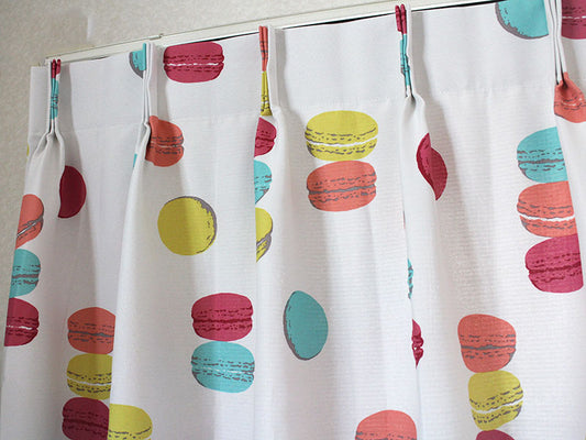大人気！可愛いマカロンがモチーフの2級遮光カーテン＜Lonlon - ロンロン レッド＞
