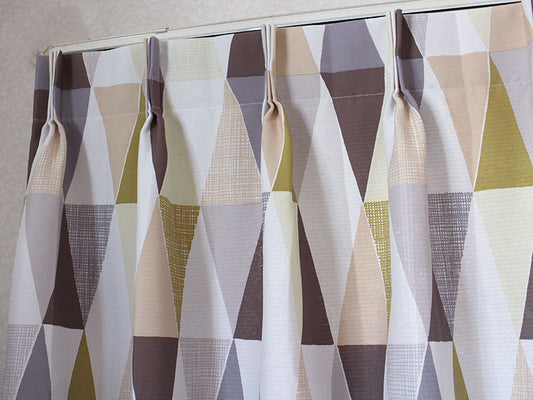 ナチュラルな風合いに北欧デザインの三角形をあしらった2級遮光カーテン Triangle - トライアングル ブラウン