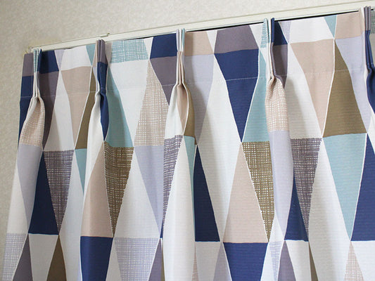 ナチュラルな風合いに北欧デザインの三角形をあしらった2級遮光カーテン Triangle - トライアングル ブルー