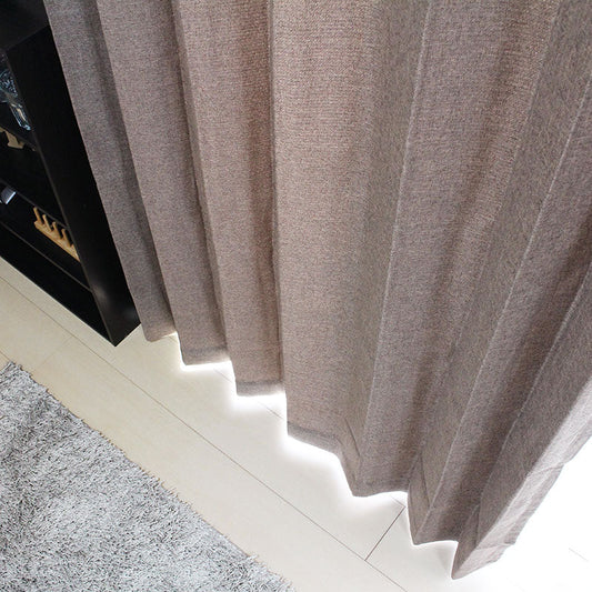 ざっくりした質感が魅力の2級遮光形状記憶無地調遮光カーテン Sammy - サミー ブラウン（1枚入り）