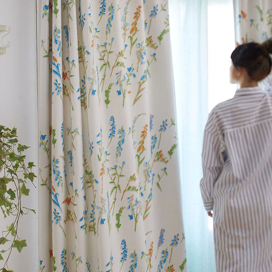 北欧カーテンシリーズ 水彩画タッチの小さな花々を大胆な広がりのある構成にした遮光カーテン Collet - コレット ブルー