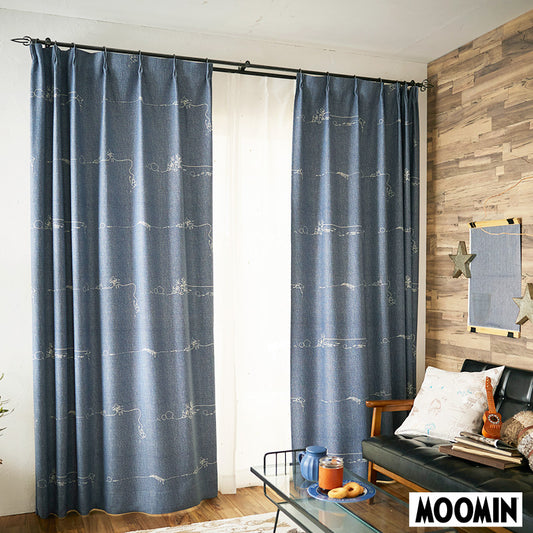 【MOOMIN ムーミン】DENIM BORDER デニムボーダー デニムライクな表情のベースに 小説「ムーミン谷の彗星」の挿絵をプリントした遮光カーテン ブルー 幅100×丈135～200cm(1枚入)