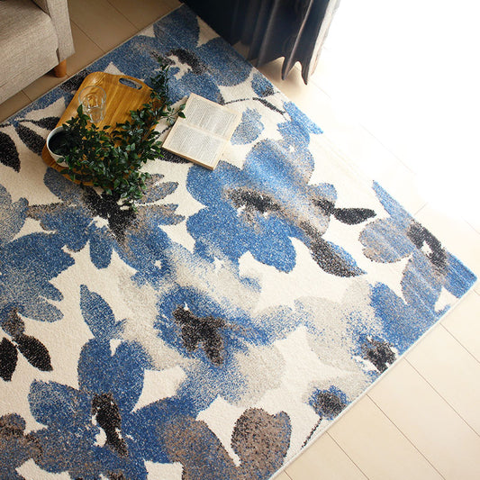 水彩タッチで表現された花柄のフォルムをカジュアルカラーに彩ったウィルトン織ラグ！お部屋の印象を明るくしてくれるベルギー製ラグ Caral -カラルブルー