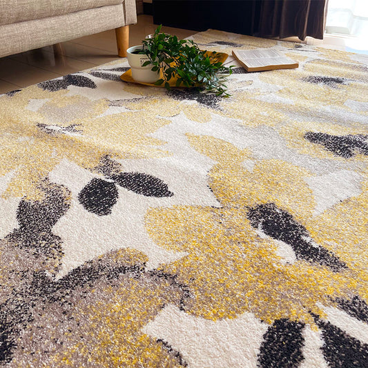水彩タッチで表現された花柄のフォルムをカジュアルカラーに彩ったウィルトン織ラグ！お部屋の印象を明るくしてくれるベルギー製ラグ Caral - カラル イエロー