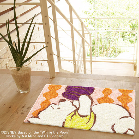 【Disney】壺にハチミツが残っていないか一生懸命見つめている玄関マット POOH Peak MAT- プー ピークマット