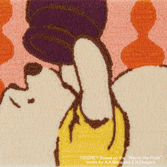 【Disney】壺にハチミツが残っていないか一生懸命見つめている玄関マット POOH Peak MAT- プー ピークマット