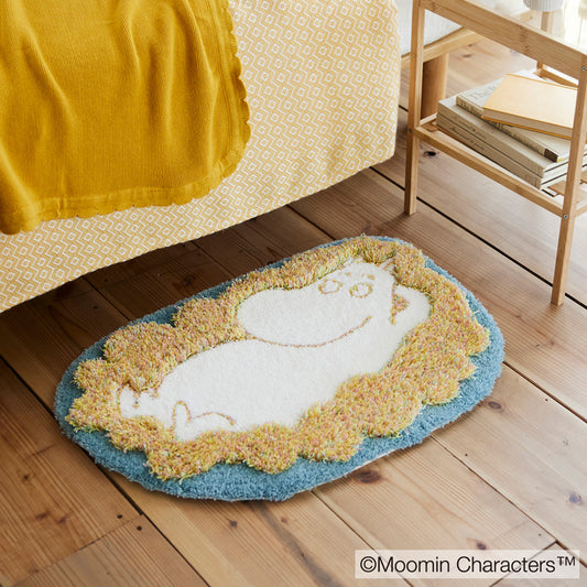 ふわふわパイルの曇の上にのんびりと横たわるムーミン FLUFFY MOOMIN MAT - フラッフィーム－ミン 45×65cm