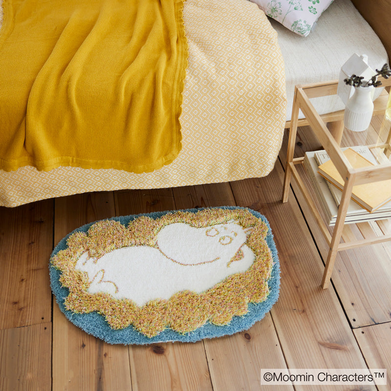 ふわふわパイルの曇の上にのんびりと横たわるムーミン FLUFFY MOOMIN MAT - フラッフィーム－ミン 45×65cm
