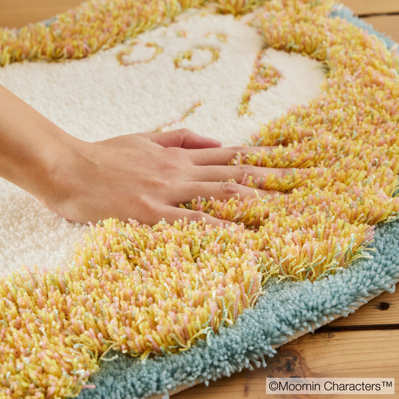 ふわふわパイルの曇の上にのんびりと横たわるムーミン FLUFFY MOOMIN MAT - フラッフィーム－ミン 45×65cm