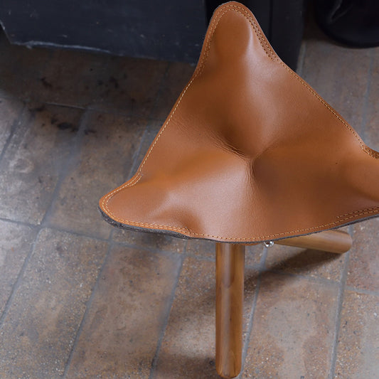 折り畳んでコンパクトに収納できるフォールディングスツール